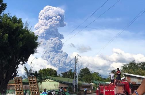 菲律宾坎拉翁火山喷发 灰柱达3000米
