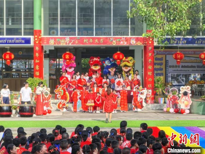 华文教师以教为乐海外迎新春